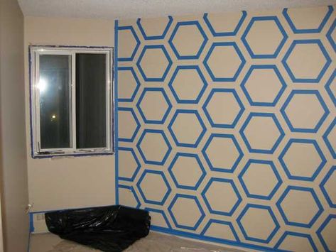 I wanted Hexagon wallpaper for a feature wall in my bedroom, didn't existing so I painted the pattern instead - Imgur Painters Tape Wall, Washi Tape Wall, Tape Wall Art, Wall Paint Patterns, Tape Wall, Hexagon Wallpaper, Diy Wall Painting, Diy Wand, Wall Paint Designs