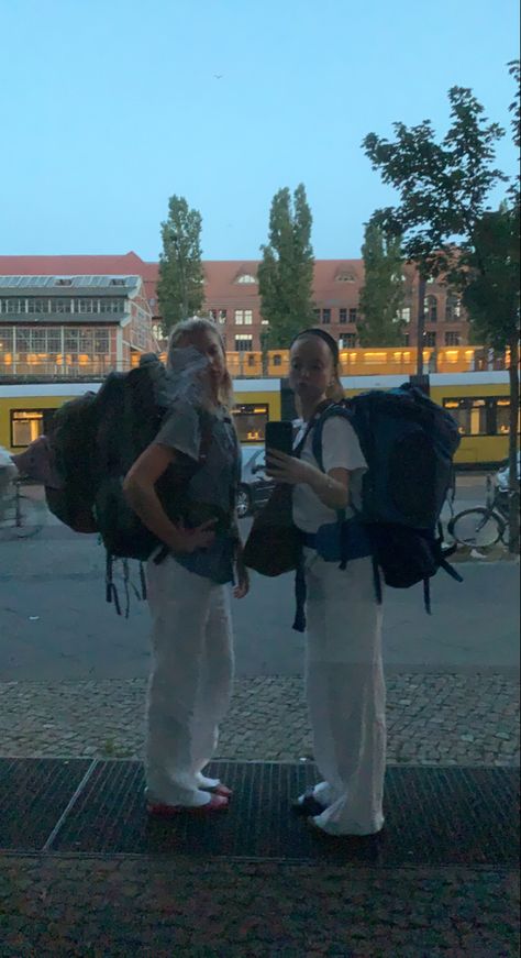 Tågluff interrail Europa Summer Berlin Hostel Backpacking Europe Outfits Fall, Hostel Travel Aesthetic, Interailing Outfits, Berlin Summer Style, Hostels In Europe, Backpacking Across Europe Aesthetic, Backpacking Across Europe, Interailing Aesthetic, Europe Interrail Aesthetic