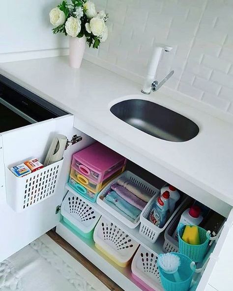 Koti Diy, Kitchen Sink Organization, Kitchen Storage Hacks, Desain Pantry, Kabinet Dapur, Kitchen Organization Pantry, Kitchen Organization Diy, Kitchen Organisation, Small Kitchen Decor