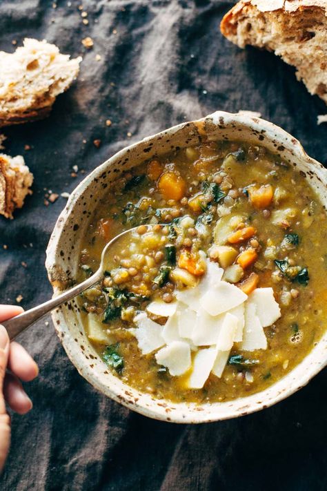 Detox Crockpot Lentil Soup - a nourishing and easy soup recipe made with onions, garlic, carrots, kale, olive oil, squash, and lentils. Vegan / vegetarian / gluten free and SUPER delicious! | pinchofyum.com Squash And Lentils, Crock Pot Healthy, Crockpot Lentil Soup, Healthy Lentil Soup, Resep Makanan Beku, Garlic Carrots, Lentils Vegan, Plats Healthy, Resep Diet