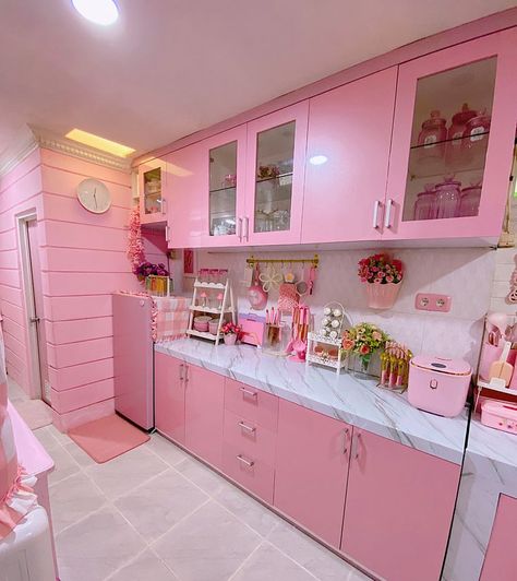 Cute Room Setups, Pink Aesthetic Decor, Pink Kitchen Ideas, Pink Obsessed, Beautiful Dorm Room, Pink Kitchens, Pink Cabinets, Pink Closet, Kitchen Ideas Decor