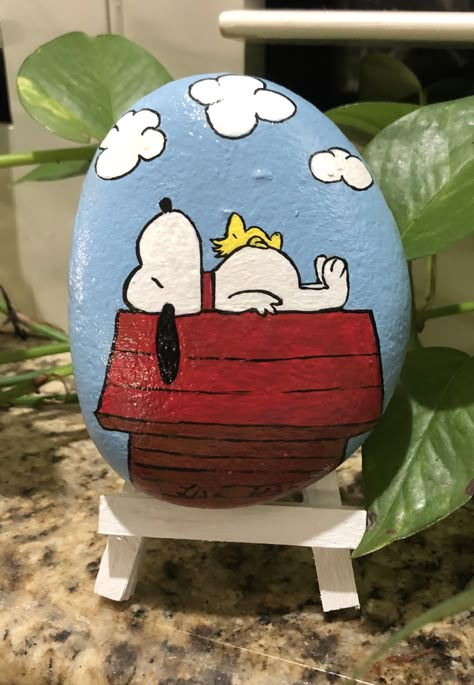 Snoopy Rock Painting, Snoopy Painted Rocks, Cartoon Painted Rocks, Disney Painted Rocks, Coloring Rocks, Garden Rock Art, 동화 삽화, Paint Rocks, Painted Rock Animals