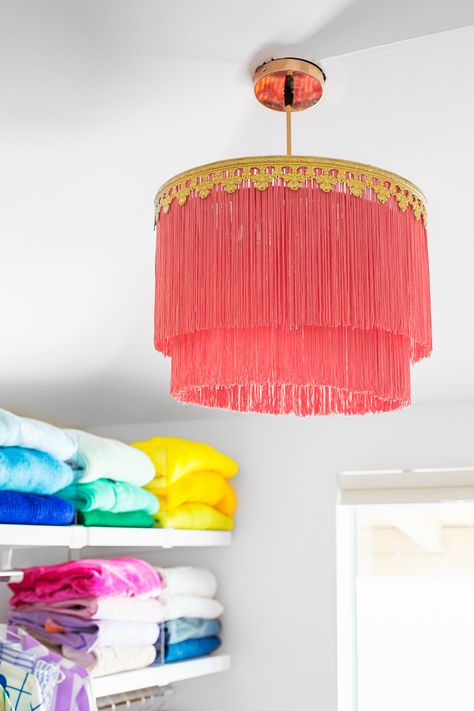 How To Make A Fringe Chandelier Fringe Chandelier, How To Make A Chandelier, Diy Luminaire, Diy Lampe, Dollar Store Hacks, Studio Diy, Diy Chandelier, Diy Simple, Diy Lamp Shade