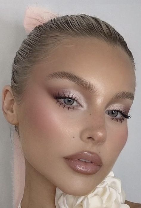 Winter Party Makeup Looks, Makeup Look Without Eyeliner, Soft Pink Makeup Aesthetic, Pink Dress Eye Makeup, Prom Makeup Pink Dress, Elegant Makeup Looks For Prom, Hd Makeup Looks, Elegant Makeup Looks Classy, Pink Glowy Makeup