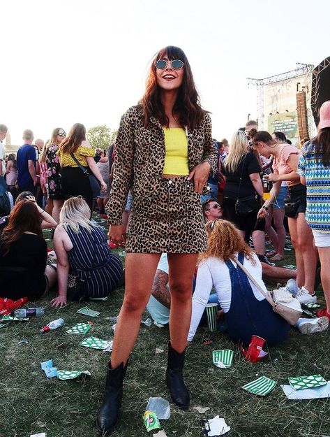 How to Dress for a Festival When You're a Fashion-Conscious Grown-Up Edgy Club Outfits, Leeds Festival Outfits, Reading Festival Outfits, Uk Festival Outfit, Best Festival Outfits, Glastonbury Festival Fashion, Rock Festival Outfit, Enchiladas Chicken, Uk Festival