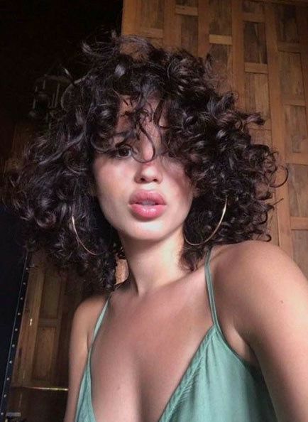 Curly Hair White Girl, Curly Hair Color Ideas, Curly Hair Color, Dyed Curly Hair, Natural Curly Hair Cuts, Brown Curly Hair, Curly Hair Photos, Colored Curly Hair, Short Curly Haircuts