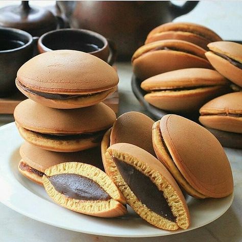 Delicious Dorayaki 🌰 or Doracakes from Doraemon. Desserts Japonais, Cheesecake Oreo, Japanese Dessert, Japan Food, Food Obsession, Food Dessert, Cafe Food, Interesting Food Recipes, Yummy Food Dessert