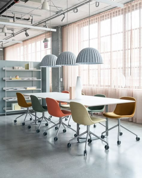 Modern Scandinavian Office, Modern Office Space Design, Beautiful Office Decor, Office Inspiration Workspaces, Scandinavian Office, Cool Office Space, Creative Office Space, Modern Office Space, Office Design Inspiration