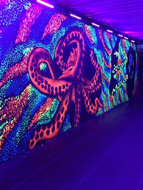 Uv Painting Wall, Black Light Mural, Kraken Mural, Trippy Flowers, Black Light Room, Immersive Design, Lounge Art, Uv Painting, Basement Decoration