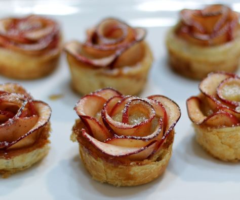 Easy Apple Roses : In this instructable I will show you how to make Apple Roses. This apple rose pastry (mini-pie) recipe is super easy to make and something different that you can add to your repertoire of desserts and treats. They are sure to impress your family and… Apple Roses Puff Pastry, Apple Rose Pastry, Mini Pie Recipes, Apple Puff Pastry, Apple Treat, Four A Pizza, Puff Pastry Dough, Apple Roses, Frozen Puff Pastry