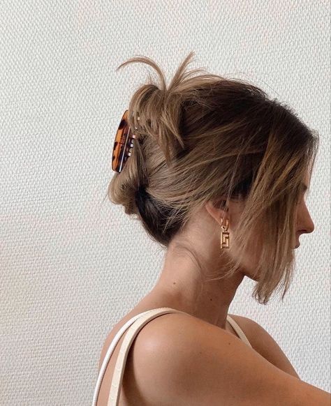 Gold Brown Hair, Hair Clips Aesthetic, Honey Brown Hair, Short Hair Lengths, Clip Hairstyles, Honey Hair, 90s Hairstyles, Hair Dye Colors, Claw Clips