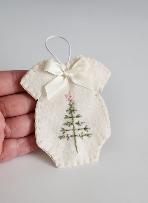 baby Free pattern for felt onesie ornament - Google Search Felt Ornaments Diy, Handmade Felt Ornament, Embroidery Ornaments, Baby Christmas Ornaments, Felt Ornaments Patterns, Felt Ornament, Christmas Felt, Baby Embroidery, Hand Embroidery Projects