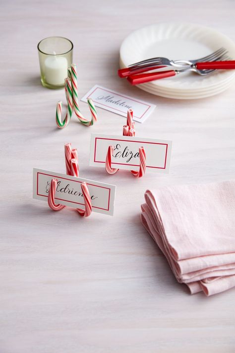 candy cane place cards christmas table decorations Table Decorations For Christmas, Christmas Table Decorations Diy, Christmas Card Display, Diy Christmas Table, Christmas Place Cards, Decorations For Christmas, Easy Holidays Crafts, Holiday Table Decorations, Christmas Napkins