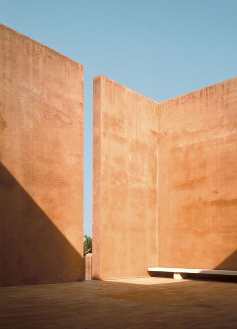 Neuendorf House, House Mallorca, Claudio Silvestrin, Architecture Art Nouveau, John Pawson, Rammed Earth, Minimalist Architecture, Traditional Architecture, Brutalism