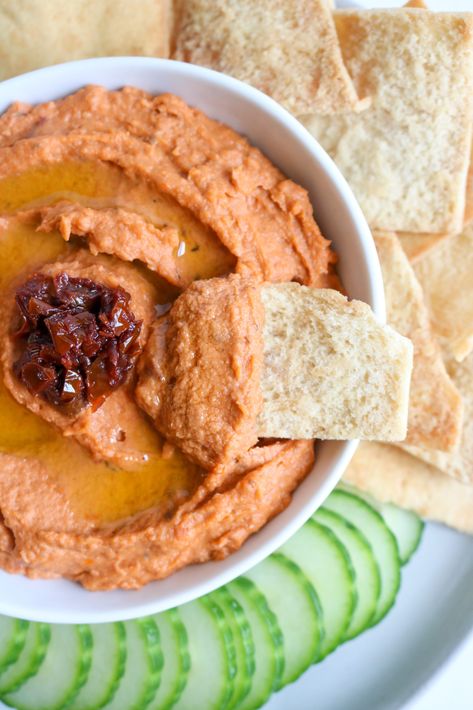 Sundried Tomato White Bean Hummus - Healthy Mama Kris Sundried Tomato Hummus, Tomato White Bean, Hummus Healthy, Tomato Hummus, White Bean Hummus, Bean Hummus, White Bean Dip, Quick Side Dishes, Recipes Family