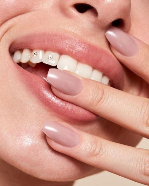 Piercing no dente: item fashionista ou delírio coletivo? Ao que parece, o acessório está de volta com tudo. Se você foi adolescente nos anos 80, 90 ou 2000�’s, com certeza foi impactada por essa tendência que brilhava na boca dos jovens daquela época. Não era um piercing de verdade, claro, apenas uma pequena joia ou strass – e que chamava atenção de quem olhava. #piercing | tooth gems | #acessorios | tooth piercing | piercing tooth gems | #toothgems | pedras nos dentes | #piercingnodente Tooth Piercing, Natural Teeth Whitener, Pretty Teeth, Dental Jewelry, Diamond Teeth, Teeth Art, Teeth Whitener, Dental Fun, Tooth Gems