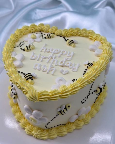 Love pretty flowers? Thank a bee. 🐝 🌼 #retrocake #viralcake #miilkcakestudio #melbournecakes #beecake #honeycake Beehive Birthday Cake, First Bee Day Cake, Bumble Bee Birthday Cake, Bumblebee Cake, Elsa Birthday Cake, Grandmas Birthday, Bee Birthday Cake, Bumble Bee Cake, Bee Cake