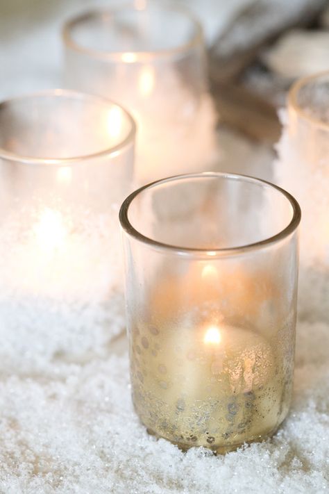 DIY Holiday Votives - Snowy votives and gold inspired mercury votives - Super easy to create! Diy Votive Candle Holders, Votive Candle Holders Diy, Mercury Votives, Holiday Candle Holders, Candle Holder Crafts, Christmas Candles Diy, Ros Gold, Christmas Entertaining, Tea Diy