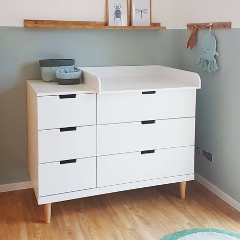 Verwandl' Deine IKEA Kommode zum perfekten Wickeltisch. Ikea Nordli, Nursery Interior Design, Ikea Dresser, Baby Zimmer, Baby Room Inspiration, Baby Room Design, Nursery Baby Room, Baby Bedroom, Baby Boy Rooms