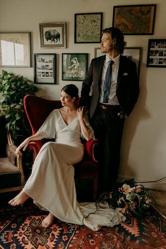 Intimate Wedding Photoshoot, Couple Chair Poses Wedding Photos, Couples Chair Poses, Vintage Couple Poses, Chair Couple Photoshoot, Couple Poses With Chair, Wedding Photos On Couch, Vintage Indoor Photoshoot, Couple Poses On Couch