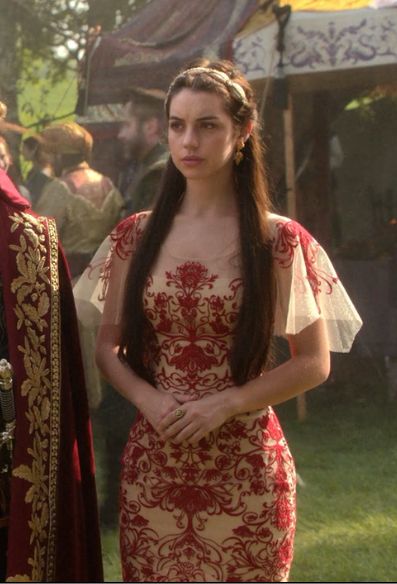 Mary Stuart - "Coronation" Season 2, Episode 3 (in the Notte by Marchesa Fully Embroidered Mermaid Gown) Mary Stuart Reign Dresses, Reign Coronation, Reign Cw, Mary Stuart Reign, Reign Series, Fashionable Characters, Spongebob Background, Dark Royalty, Gilded Glamour