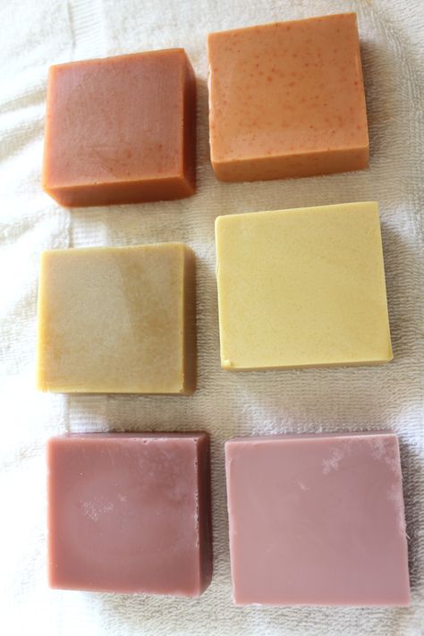 Here's the results of some more testing that I've been doing of natural colorants in cold process soap. This week it was paprika, orange peel powder and rose clay: three very different kinds of col... Diy Soap Natural, Orange Peel Powder, Natural Soaps Recipes, Natural Colorants, Powder Soap, Easy Soap Recipes, Diy Soap Recipe, Orange Soap, Soap Packing