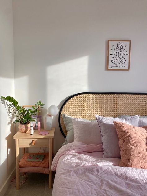 Small Space Storage Ideas Bedroom, Bedroom Inspo Aesthetic Cozy, Bedroom Inspo Small Room, Small Bedroom Ideas Storage, Cozy Room Decor Small Bedrooms, Small Bedroom Ideas Cozy, Small Bedroom Aesthetic, Aesthetic Cozy Room, Pink Room Aesthetic