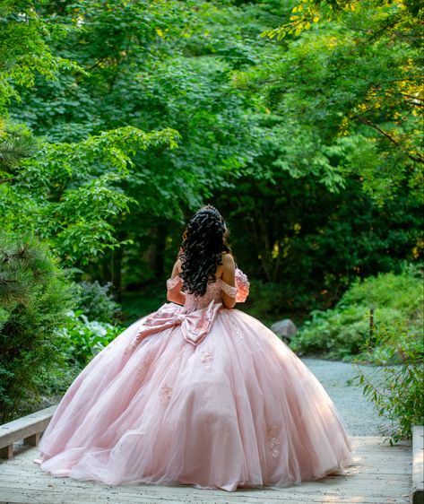 Quinceañeras Photoshoot, Quinceñera Picture Ideas, Quinceanera Court Pictures Pink, Quince Poses Photo Shoots, Quince Photoshoot, Quinceanera Court Pictures, Quinceanera Photoshoot Ideas Fun, Pink Quinceanera Dresses Quincedresses.com, Light Pink Quinceanera Dresses Quincedresses.com