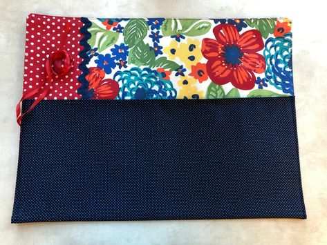 Rollup Organizer Using A Pioneer Woman Placemat Tutorial - SewLicious Home Decor Placemat Sewing, Pioneer Woman Placemats, Placemat Tutorial, Free Sewing Tutorials, Easy Teas, Sew Over It, Sewing Tutorials Free, Extra Fabric, Pioneer Woman