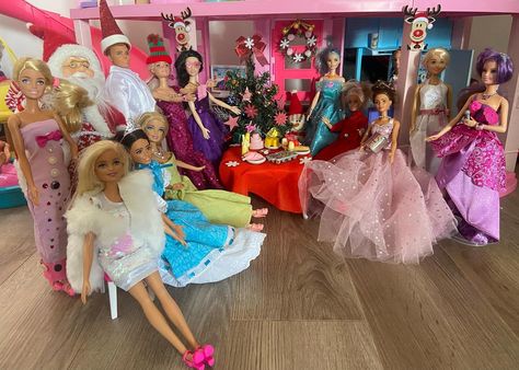 #TBT Me encontré unas lindas fotos que tenía guardadas. Barbie le encanta la navidad y lo que más le gusta es compatir en familia y amigos! #barbienavidad #barbiefelicesfiestas #barbiedoll May 23, Barbie Doll, On Instagram, Instagram