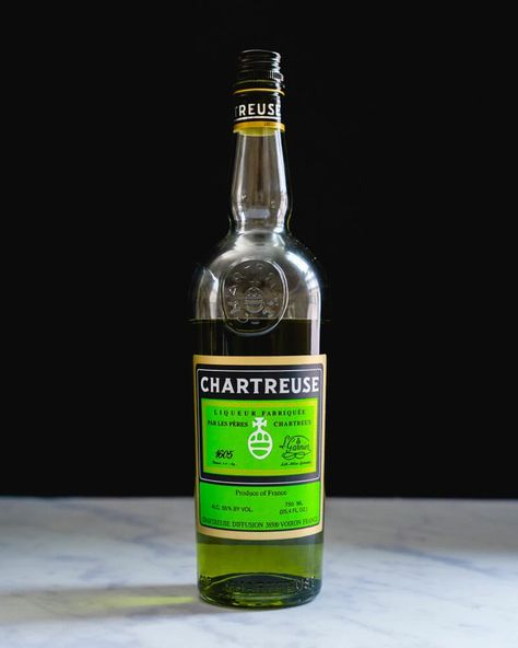 Chartreuse Drink, Chartreuse Cocktail, Famous Cocktails, Gin Liqueur, Green Chartreuse, Green French, Couple Cooking, Reposado Tequila, Sour Cocktail