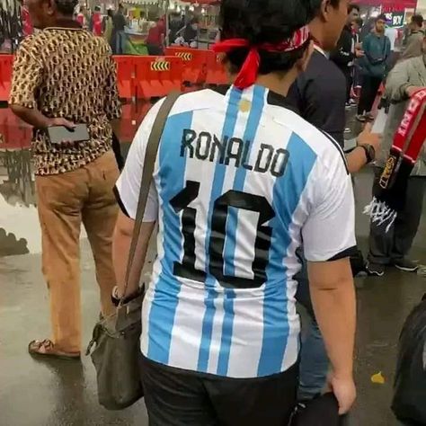 Messi Trolls Funny, Fifa Funny, Funny Soccer Pictures, Soccer Ronaldo, Funny Football Pictures, Cristiano Ronaldo Hairstyle, Messi Vs Ronaldo, Funny Soccer, Messi Soccer