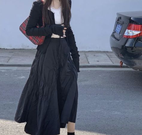 Black Long Skirt Outfit, Long Black Skirt Outfit, Long Skirt Aesthetic, Black Maxi Skirt Outfit, Ruffle Skirt Outfit, Skirt Outfits Aesthetic, Long Skirt Outfits, Downtown Outfits, Maxi Skirt Outfits