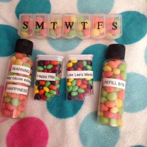 I made this for my niece as a get well soon gift! Perfect to make the little ones feel better. happy pills take two daily Get Well Baskets For Boyfriend, Candy Medicine Ideas, Feel Better Gifts For Him, Get Well Diy Gifts, Get Well Soon Box Ideas, Feel Better Gifts Friends, Get Better Soon Gifts, Feel Better Soon Gifts, Get Well Soon Ideas