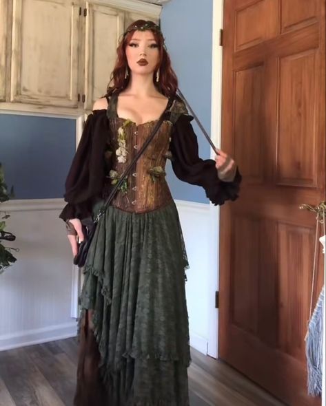 Sorceress Ren Faire, Rennasaince Costumes, Ren Faire Princess Costume, Herbal Witch Outfit, Elven Outfits Female, Dark Fairy Ren Faire, Renisance Fair Outfit Elf, Renisance Fair Outfit Women, Medieval Elf Costume