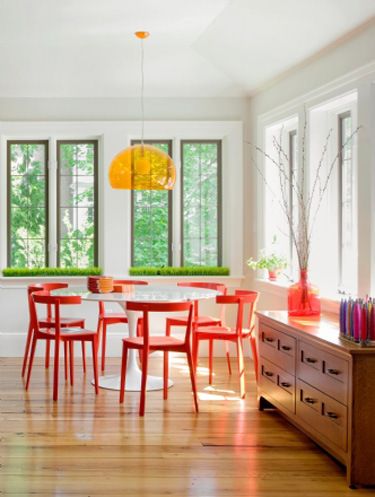 fun red chairs Tulip Tables, Orange Dining Chairs, Shelter Ideas, Orange Chair, Tulip Table, Red Chair, Table Extensible, Colorful Chairs, Contemporary Dining