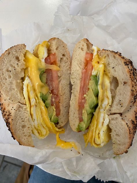 Bacon Egg And Cheese Everything Bagel, Bagel And Egg Sandwich, Everything Bagel Egg Sandwich, Egg And Cheese Bagel Sandwich, Bagel Breakfast Sandwich Aesthetic, Salmon Avocado Bagel, Easy Breakfast Bagel Ideas, Bagel Avocado Egg, Egg On Bagel