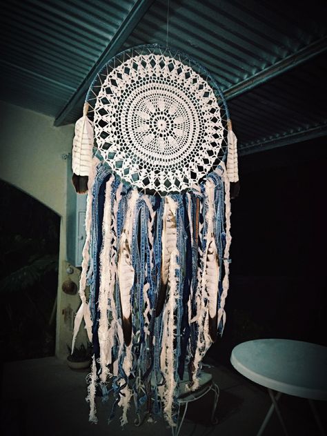 Denim Dream Catcher, Fence Post Crafts, Post Crafts, Jeans Crafts, Dream Catcher Decor, Denim Projects, Jean Crafts, Denim Crafts, Fence Post