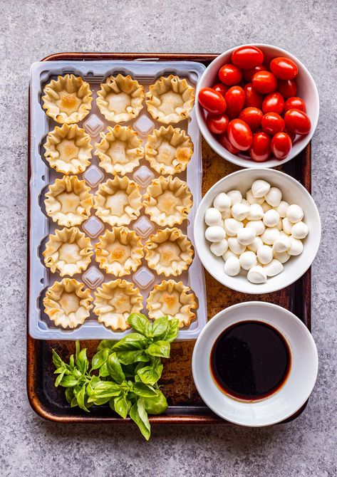 Caprese Salad Appetizer, Phyllo Shells, Caprese Appetizer, Mini Tart Recipes, Salad Appetizer Cups, Phyllo Cups, Charcuterie Inspiration, Appetizers Easy Finger Food, Party Food Platters