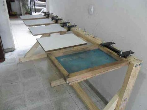 Screen Printing Table, Silk Screen Printing Diy, Screen Printing Projects, Screen Printing Shops, Screen Printing Studio, Diy Screen Printing, Screen Printing Machine, Screen Painting, Screen Printed Tshirts