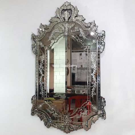 Venetian Style Interior, Venetian Mirror Living Room, Venetian Mirror Decor, Silver Mirror Antique, Victoruan Bathroom Mirrors, Venetian Glass Mirror, Vintage Venetian Mirror, Distressed Mirror, Elegant Interior Design