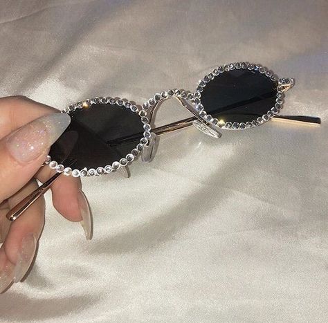 Sunglasses For Your Face Shape, Cat Eye Colors, Hipster Art, Vintage Hipster, Cute Sunglasses, Retro Accessories, Trendy Sunglasses, Shades Sunglasses, نظارات شمسية