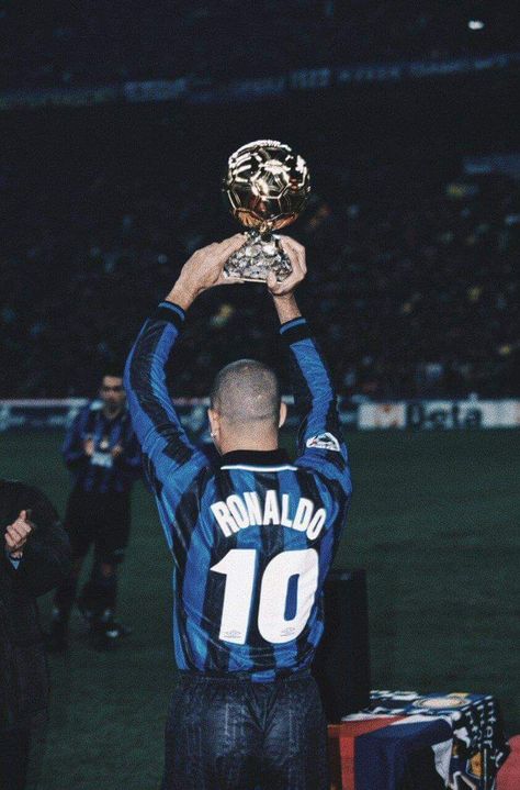 Ronaldo Inter, Cold Pictures, Soccer Art, Football Players Images, Retro Football Shirts, Football Is Life, Retro Football, Football Pictures, Football Tees