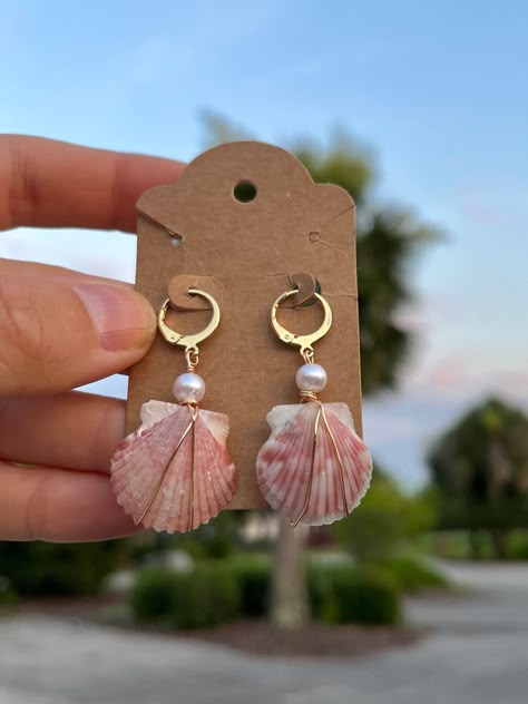 Handmade with real and authentic calico scallop seashells, these dangle earrings add an elegant and trendy look for any occasion.  Choose between 6 styles and choose gold or silver wire/earring clasp!  Each seashell is meticulously handcrafted onto the earrings with a pearl colored bead and lever back clasps for a unique and organic element to your jewelry collection. Product Features: - Material: High-quality lever back clasp dangle earrings that are both durable and stylish, complemented by th Beach Diy Jewelry, Diy Seashell Earrings, Handmade Shell Jewelry, Beachy Jewelry Diy, Easy Earrings To Make, Shell Earrings Diy, Diy Seashell Jewelry, Seashell Accessories, Seashell Jewellery