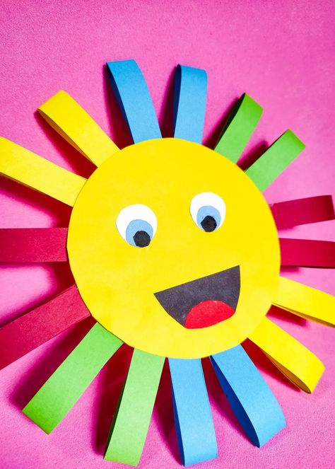 Summer is almost here! Make the most of your children's sunny days by engaging them in these sun-themed crafts and activities. Enjoy exploring the delights of summer with the printable sun template! Kids can use it to create lovely sun catchers, collages, paintings, and more. All of these activities are perfect for preschoolers until second grade who want to enjoy the warmth of the sun while making arts and crafts this summer! Construction Paper Art, Sunshine Crafts, Sun Crafts, Construction Paper Crafts, Kids Origami, Homeschool Crafts, Cool Paper Crafts, Easy Arts And Crafts, Rainbow Crafts