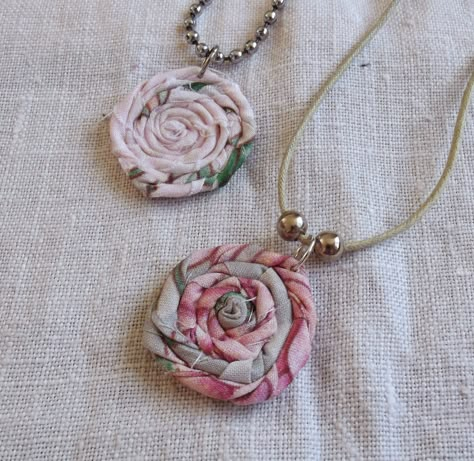 rag rolled rose stud earring tutorial necklace pendants Macrame Colar, Fabric Pendant, Boho Items, Scrap Fabric Crafts, Handmade Jewlery, Rose Stud Earrings, Fabric Brooch, Fiber Jewelry, Fabric Necklace