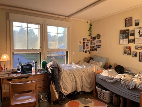 Umd Dorm, Large Dorm Room, Columbia Dorm, Ucsd Dorm, College Dorm Room Inspiration, Cozy Dorm Room, Dorm Inspiration, College Dorm Room Decor, Dorm Inspo