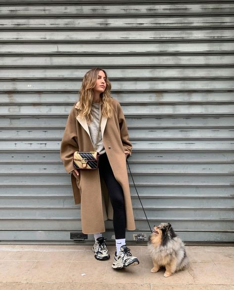 Autumn Dog Walking Outfits, Dog Walking Outfit Winter, Dog Walking Outfit Fall, Dog Walking Outfit, Urban Dog, Fashion Displays, Photos With Dog, Comfy Casual Outfits, Autumn Fits