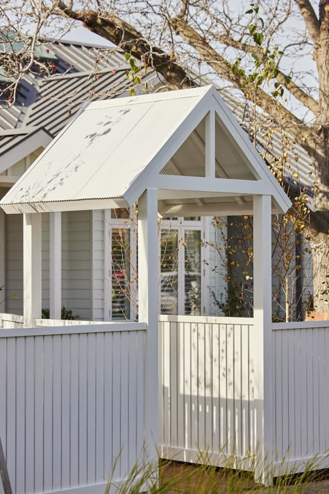 White picket fence with arbour entry Front Fence Arbour, Front Fence With Arbour, Arbour Gate Entrance, Arbour With Gate, Cottage Style Fence Ideas, Queenslander Front Fences, Front Picket Fence, Hamptons Front Yard, Front Yard Landscaping With Fence