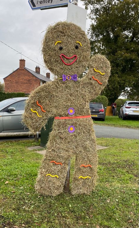 Scarecrow Contest Ideas, Funny Scarecrow Ideas, Scarecrow Ideas For Contest, Christmas Hay Bales, Scarecrow Ideas, Hay Bale Decorations, Scarecrow Festival, Christmas Lollipops, Hay Bales